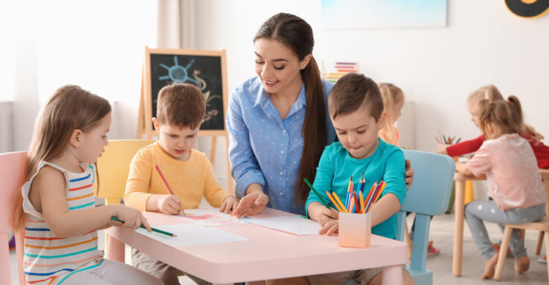 psicologa infantil atendiendo niños en consulta en Telde